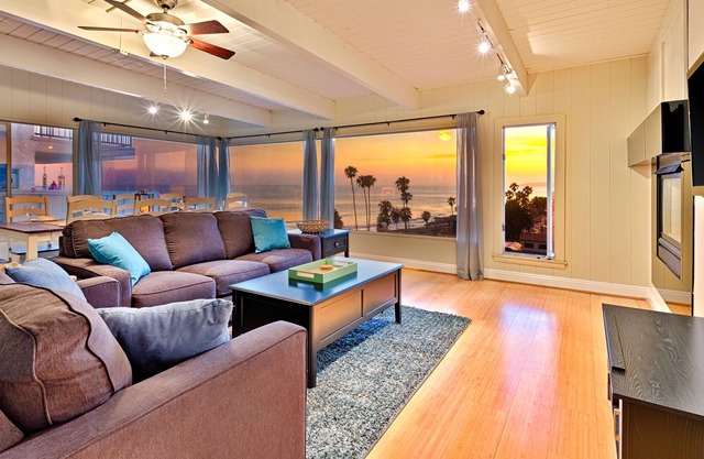 Well-appointed beach cottage with panoramic views, outdoor patio, free WiFi