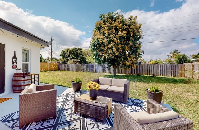 Well-appointed bright stay with an enclosed yard, washer/dryer, and central AC