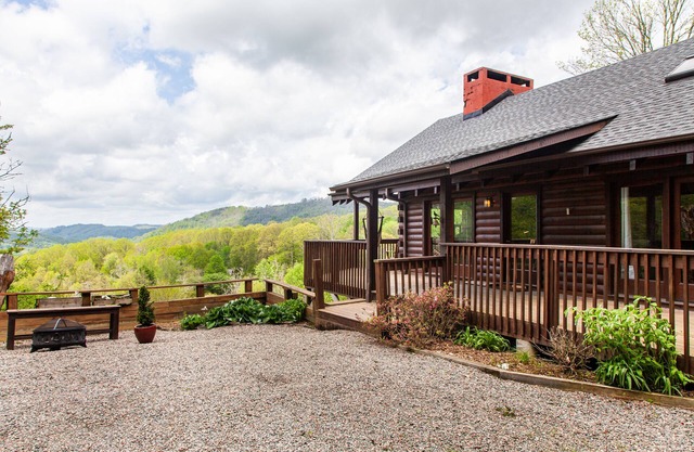 Well-appointed cabin with expansive mountain views, nature and tranquility.