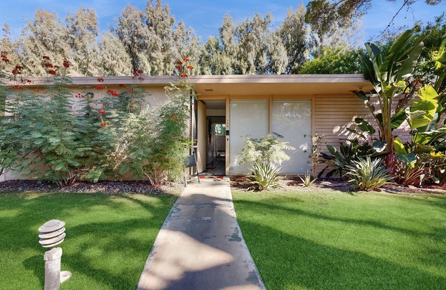 Well-designed & modern villa with patios, pool & hot tub - walk to downtown