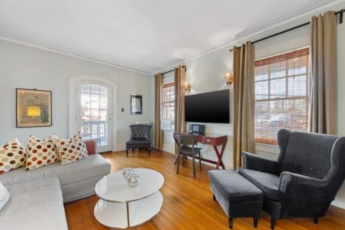 Well Located 1 BR in Elizabeth with Covered Porch