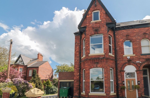 WELLINGTON HOUSE, pet friendly, with hot tub in Bridlington