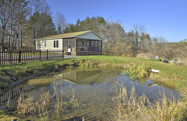 Wellsboro Single-Story Cabin w/ Screened Patio!