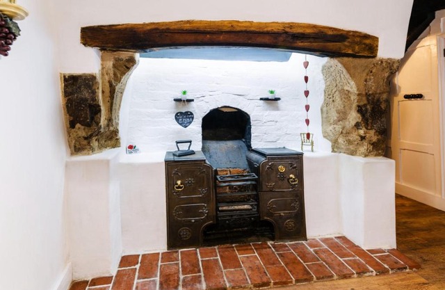 "Wesley House" Historic home in town Centre with Parking