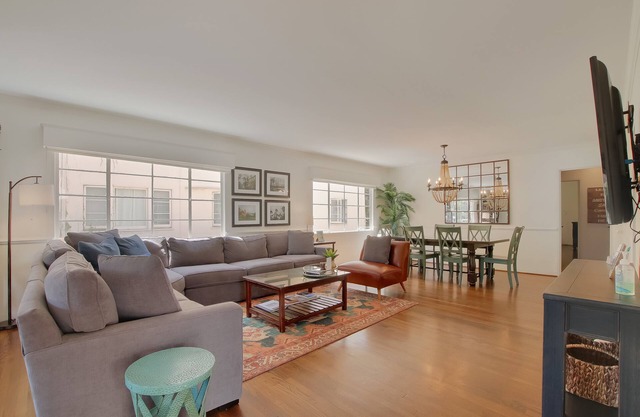 West Beach Villa 1 - Stay in the heart of West Beach, Funk Zone & State St!