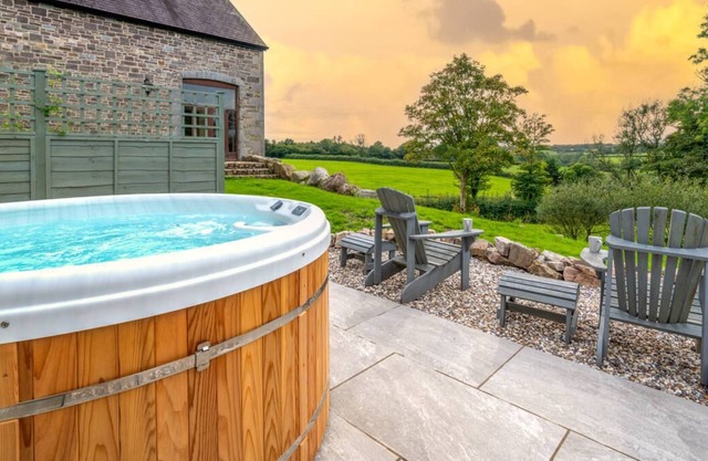 West Cottage in the beautiful Red Roses