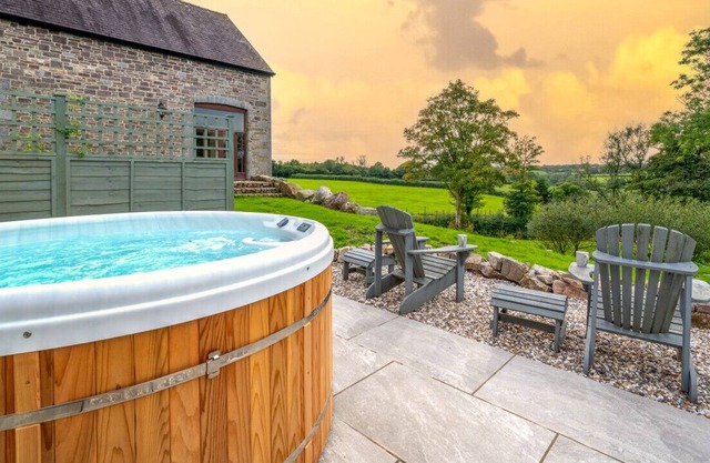 West Cottage - Two Bedroom House, Sleeps 4