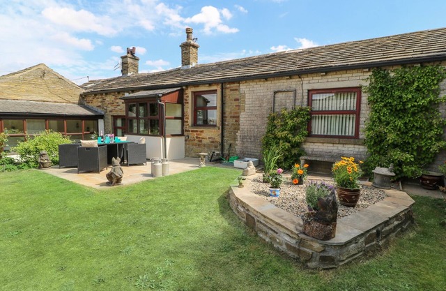 WEST END HOUSE, pet friendly, character holiday cottage in Bradford