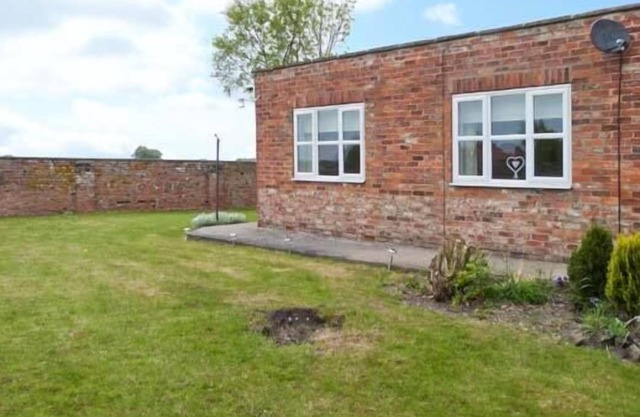 WEST END, pet friendly, country holiday cottage in Pocklington