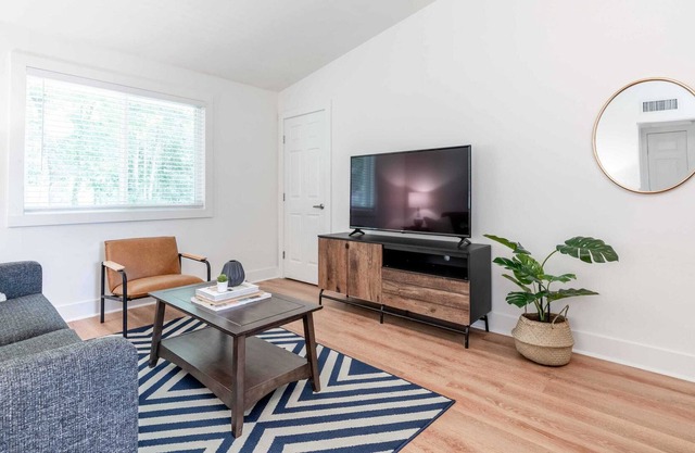 West Home | Convenient 1x1 Apartment with New Gym