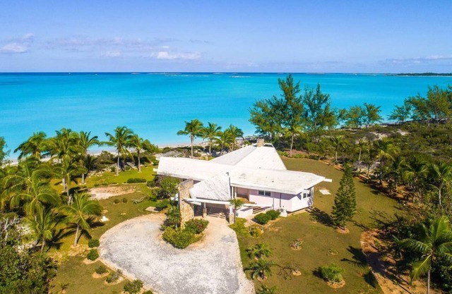 West House: 2BR House w/Beach & Private Deck