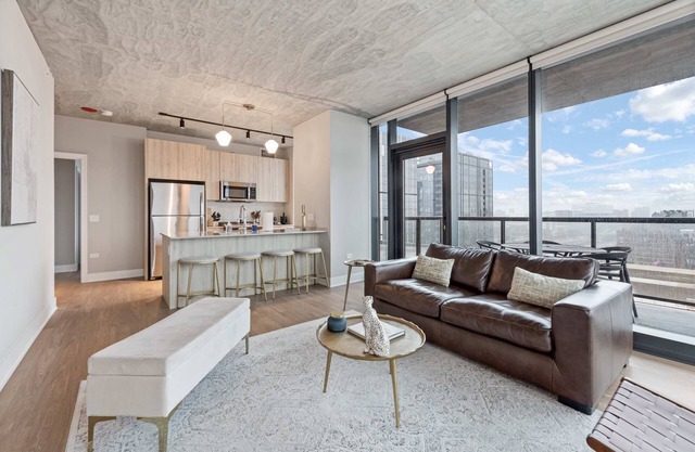 West Loop Stay: Walkable, Skyline Balcony