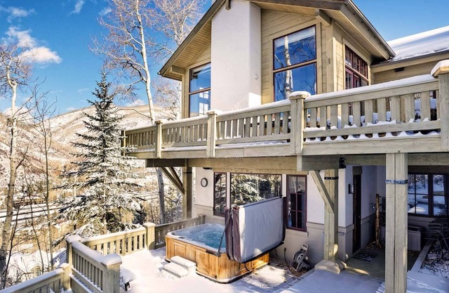West Pine Chalet | 5 Min from Ski Runs w/Hot Tub