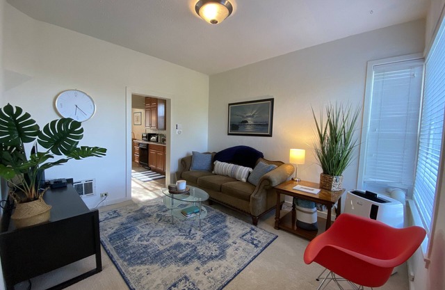 West Seattle Cottage with Space needle & Dt Seattle views. Parking & AC.