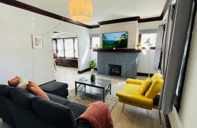 West Side Apartment for 4 & Pets Welcome