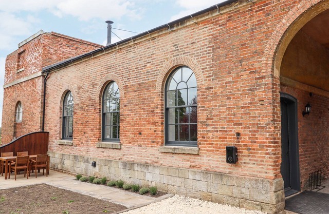 WEST STABLE, character holiday cottage, with open fire in Retford