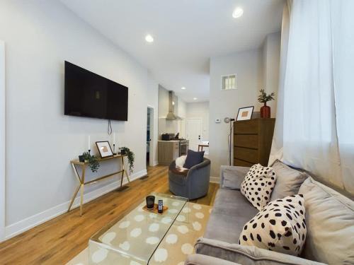 West Town 2BR with In-Unit Laundry and Onsite Parking