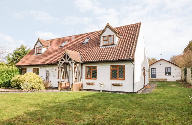 WEST VIEW COTTAGE, pet friendly in Linton, Cambridgeshire
