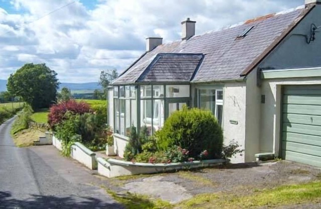 WEST WINDS, pet friendly, with a garden in Torthorwald