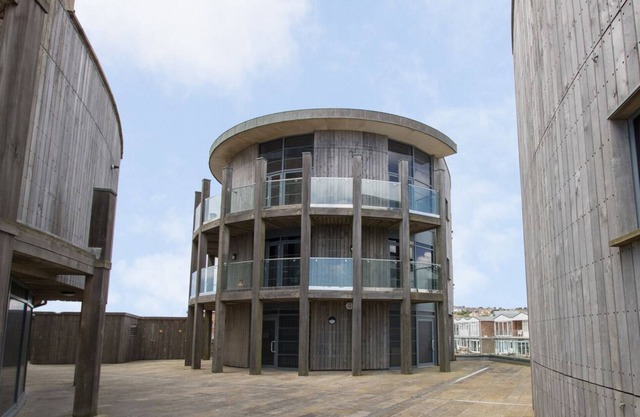 WESTBAY PENTHOUSE, family friendly, with a garden in West Bay