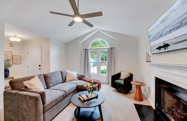 WestBorough Hideaway Fenced Yard, 3B, Central