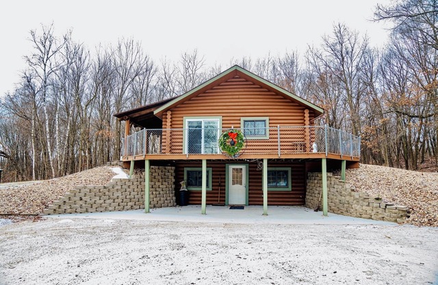 Westby Hideaway: Charming & Cozy 2-Bedroom Cabin on a Peaceful Dead-End Road.