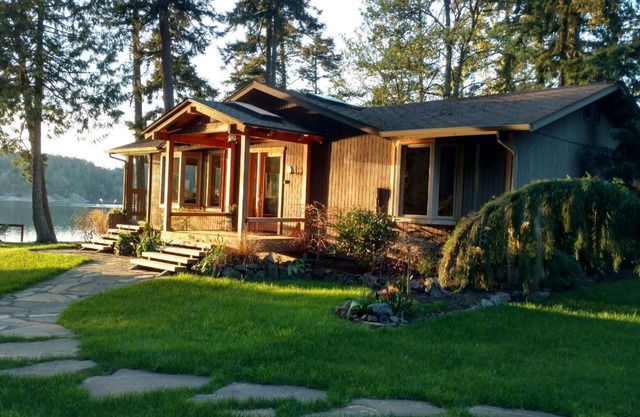 Westcott Bay Waterfront pet friendly home. just minutes from Roche Harbor.