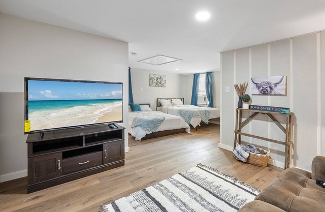 Western Studio w/private patio 5 min from Hobby Airport!