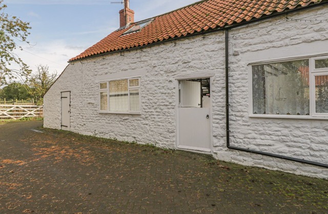 WESTFIELD BARN, pet friendly, with pool in Scarborough