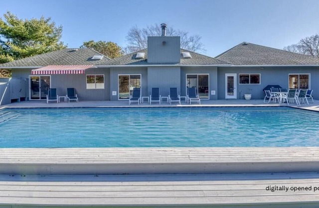 Westhampton paradise with heated pool -perfect summer rental