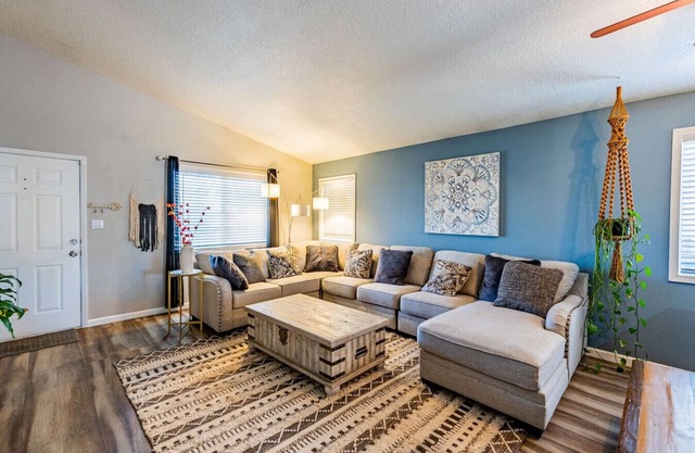 Westside Chic - 2 bedroom
