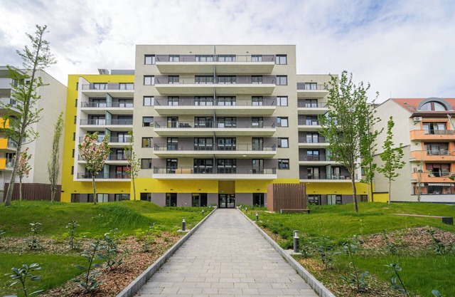 WestSide Garden Apartments by Urbanrent