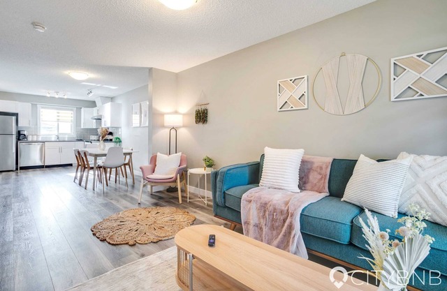 Westwood. Sleeps 8. Central. 1GB Fiber Optic. A/C