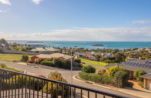 'Whale Views' - Perfect holiday home for whale watching!