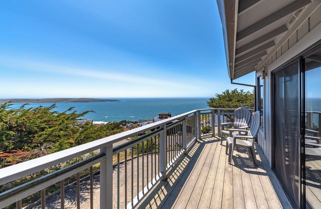 WhaleWatch:Coastal Family Retreat w/Epic Views! WiFi/HotTub/GmRm/Pup