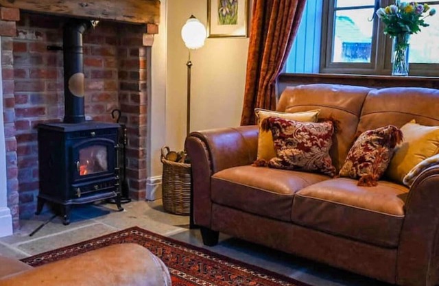 Whatley Cottage, Rural Retreat. Pet Friendly.