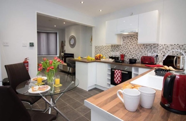 Wheatley House - Newly renovated 3 bed property, walking distance from Doncaster town centre and ...