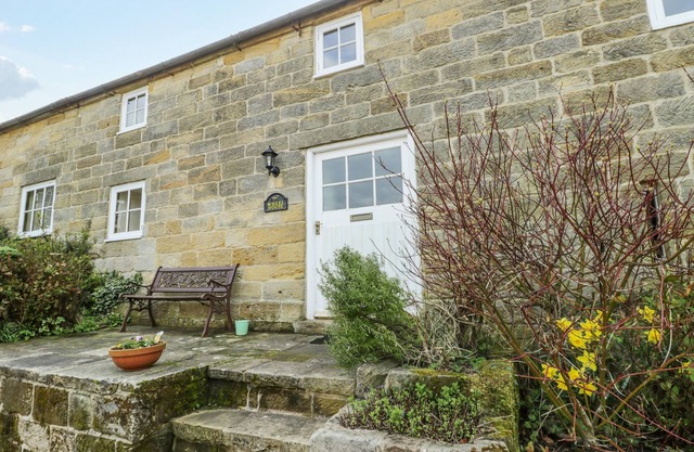 WHEELHOUSE COTTAGE, pet friendly, with a garden in Fylingthorpe