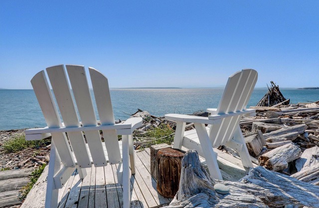 Whidbey Island Beach Cottage, ON THE BEACH at Admiralty Inlet! Sunset Views!