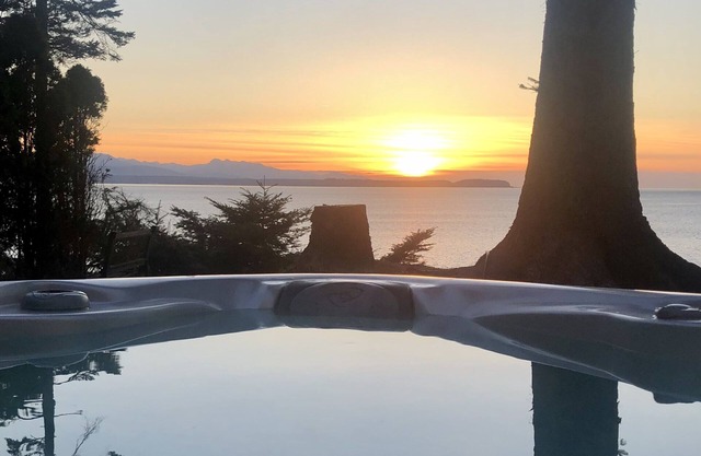 Whidbey Island Waterfront cabin! Best Sunsets on the West side! YES! SPECIALS!