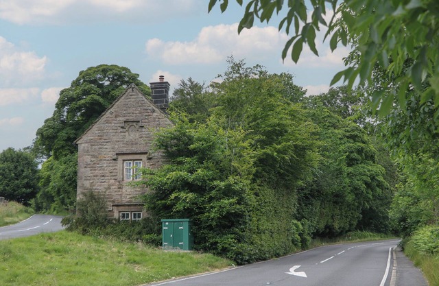 WHIM COTTAGE, pet friendly, with open fire in Hathersage