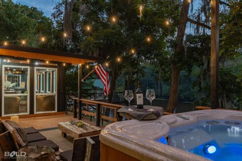 Whiskey Barrel, Hot Tub, Waterfront, Pickleball
