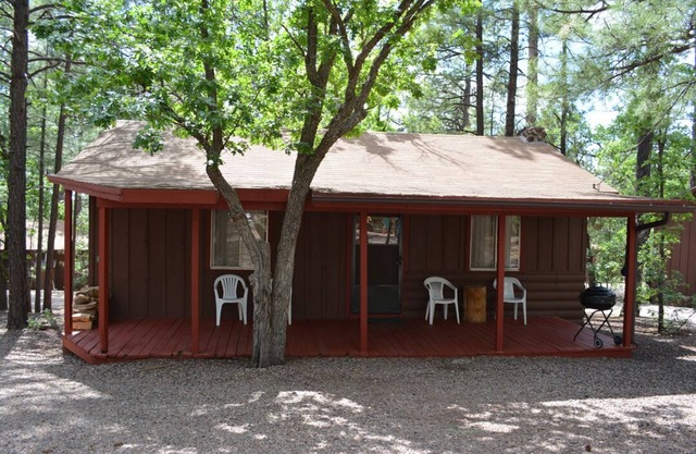 Whispering Pines - Cabin 27 (2 Bedroom Family Style Unit)