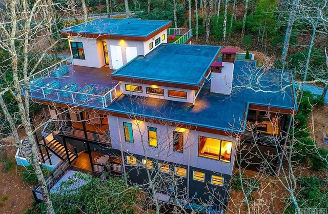 Whispering Pines | Exquisite Modern Home with Hot Tub & Guest Suite