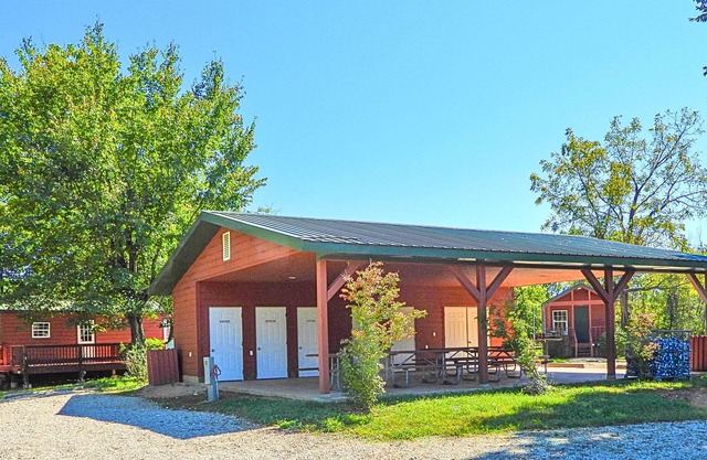 Whispering Pines Group cabin rental near Meramec River