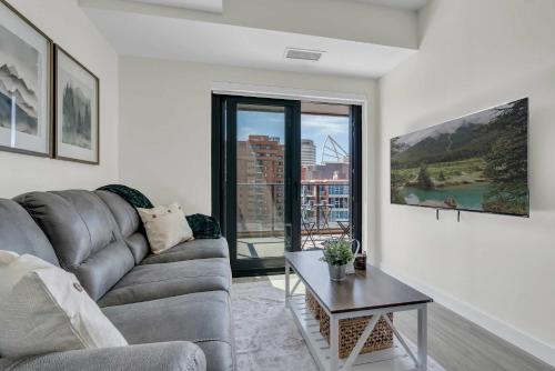 Whispering Pines Retreat DT Getaway & Skyline Views