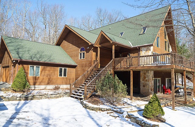 Whispering Retreat in the heart of Deep Creek Lake