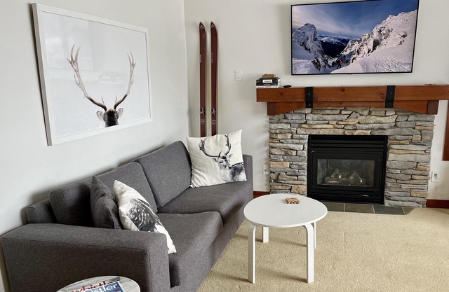 Whistler Getaway with Mountain Views – Ski & Bike from Your Door