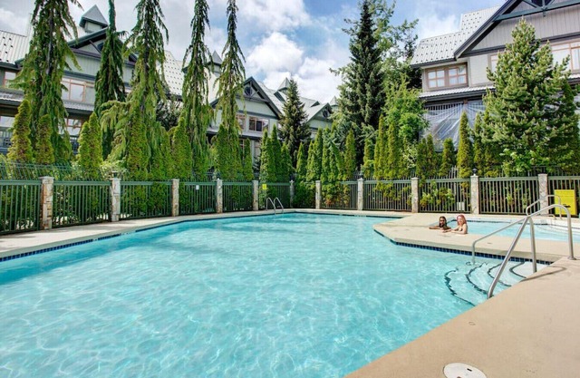 Whistler Village 2BR:Sleeps 6, Hot Tub & Pool Patio+ BBQ,Free Parking &Walk to Everything!