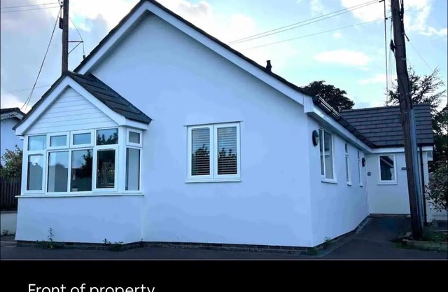 White 3 bed bungalow with en-suite and parking